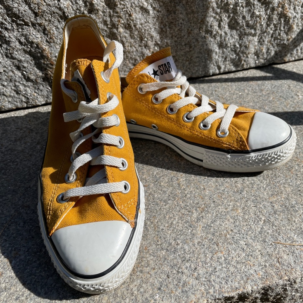Converse Chuck Taylor’s Low Gold M/5 or W/7